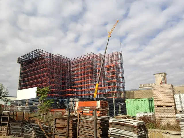 Grúas construyendo