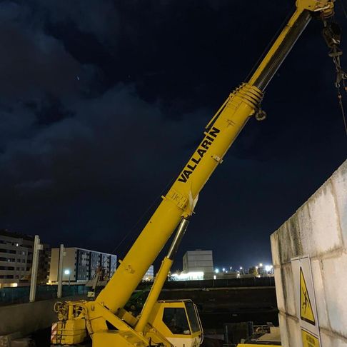 Grúa amarilla de noche