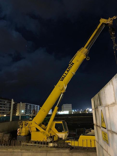 Grúa amarilla de noche