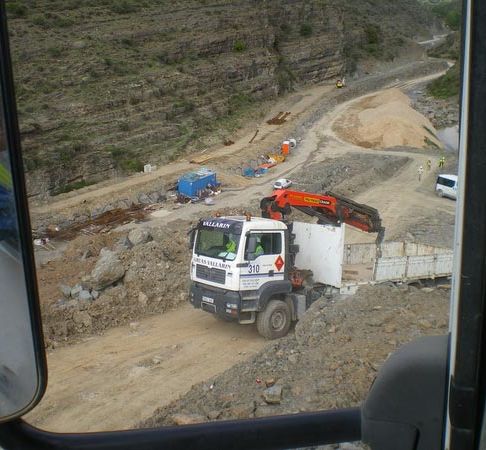 Grúas Vallarín vehículo en ladera
