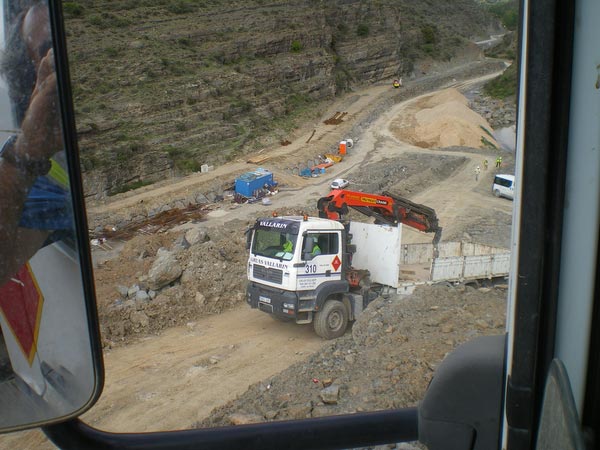 Grúas Vallarín vehículo en ladera