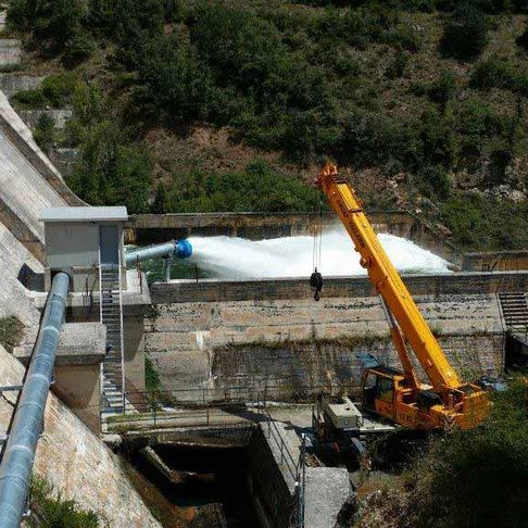 Grúas Vallarín máquina en presa en El Rasillo