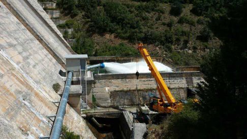 Grúas Vallarín máquina en presa en El Rasillo
