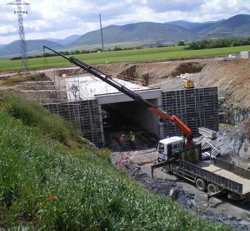 Grúas Vallarín construcción en la autovía A12 Jaca