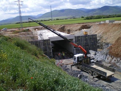 Grúas Vallarín construcción en la autovía A12 Jaca