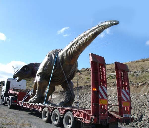 Grúas Vallarín vehículo transportando dinosaurio