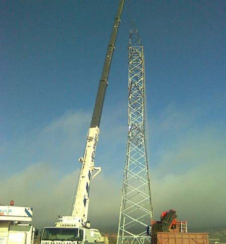 Grúas Vallarín montaje de una torre de alta tensión con grúa