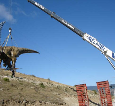 Grúas Vallarín estatua de dinosaurio en grúa
