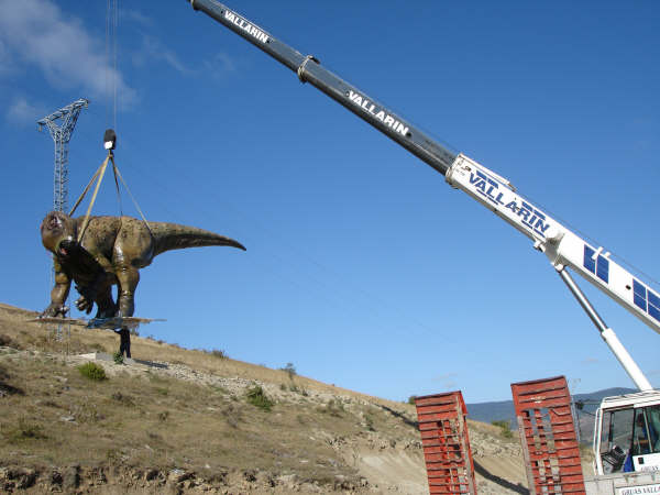 Grúas Vallarín estatua de dinosaurio en grúa