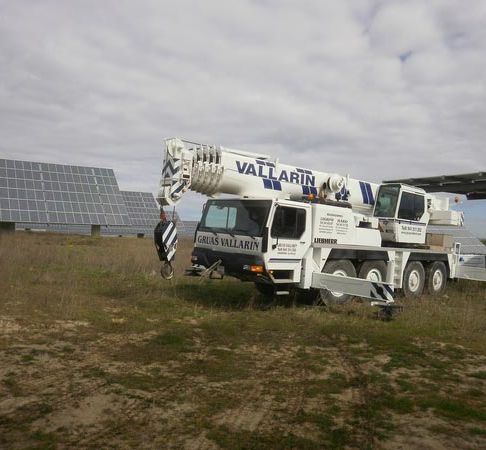 Grúas Vallarín trabajo con grúa en parque solar
