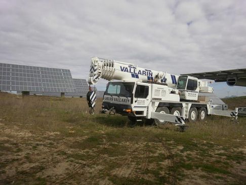 Grúas Vallarín trabajo con grúa en parque solar