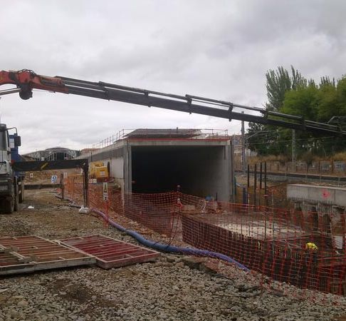Grúas Vallarín grúa en construcción de estructura 