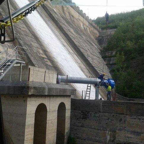 Grúas Vallarín trabajos en presa 