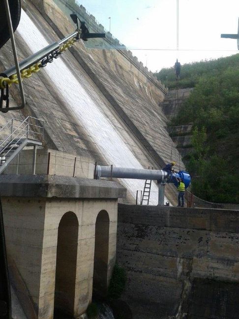 Grúas Vallarín trabajos en presa 