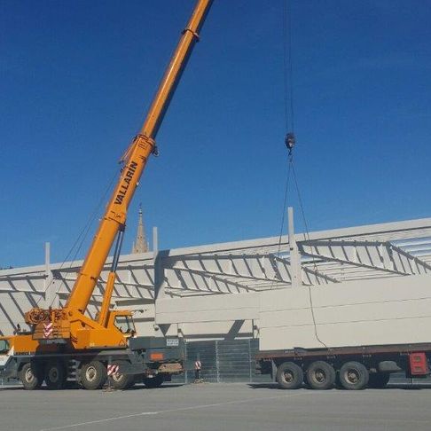 Grúas Vallarín grúa en construcción de casa
