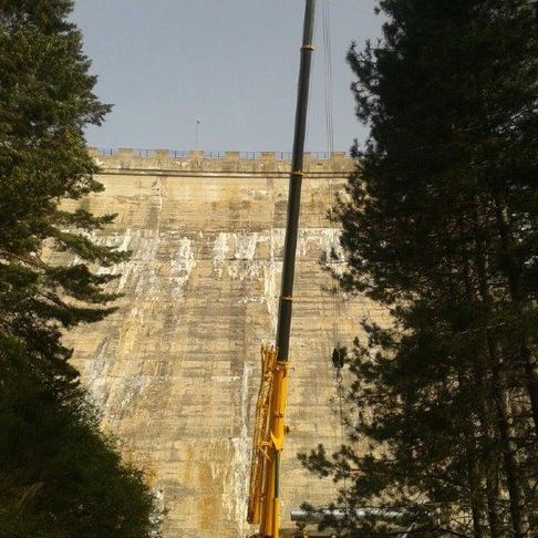 Grúas Vallarín trabajos en presa en El Rasillo