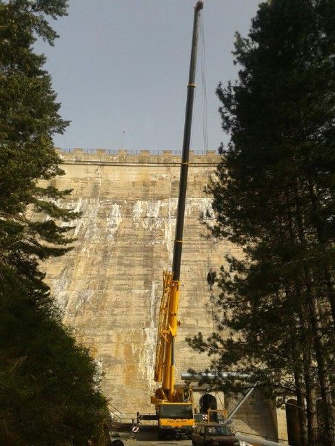 Grúas Vallarín trabajos en presa en El Rasillo
