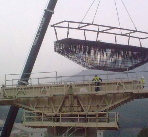 Grúas Vallarín puente en construcción
