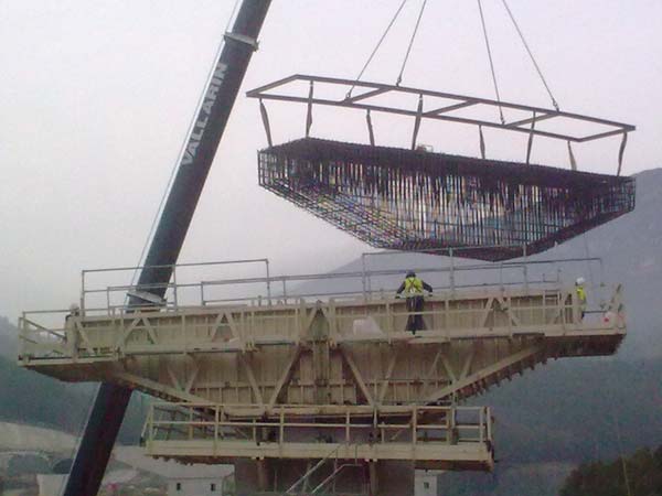 Grúas Vallarín puente en construcción