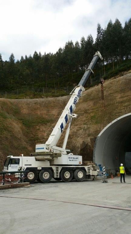 Grúas Vallarín grúa en obra de viaducto para el AVE