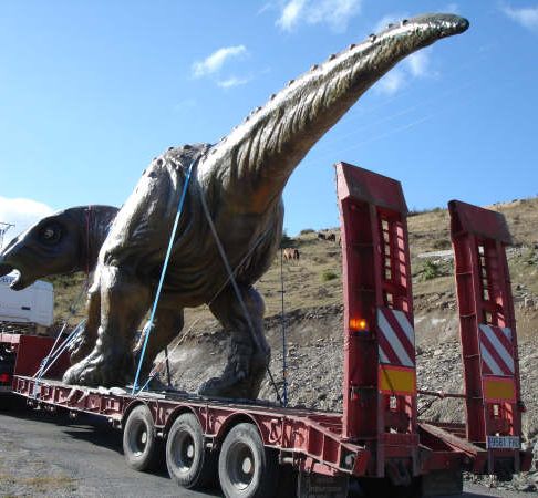 Grúas Vallarín grúa montando estatua de dinosaurio