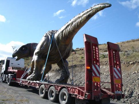 Grúas Vallarín grúa montando estatua de dinosaurio