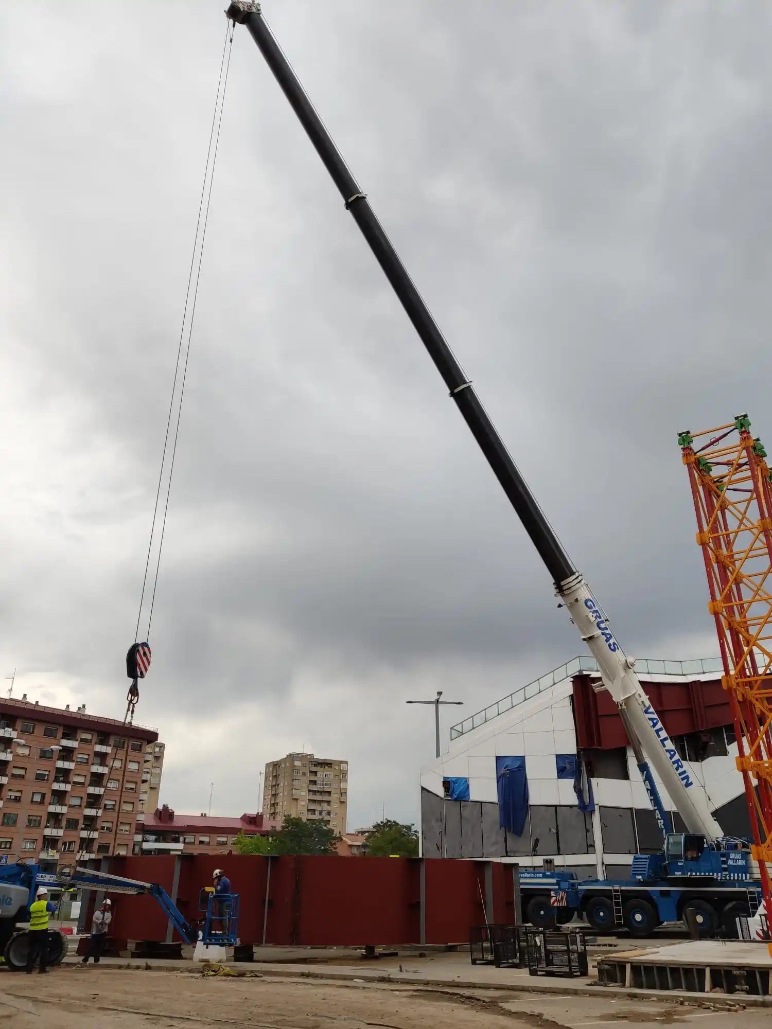 Grúa cargando