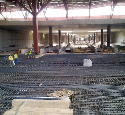 Grúas Vallarín lugar en construcción con trabajadores