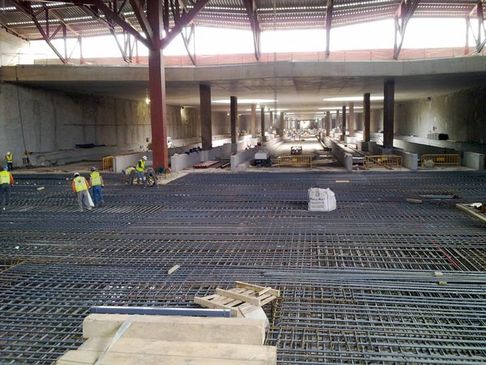 Grúas Vallarín lugar en construcción con trabajadores
