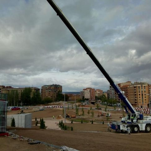 Grúa construyendo