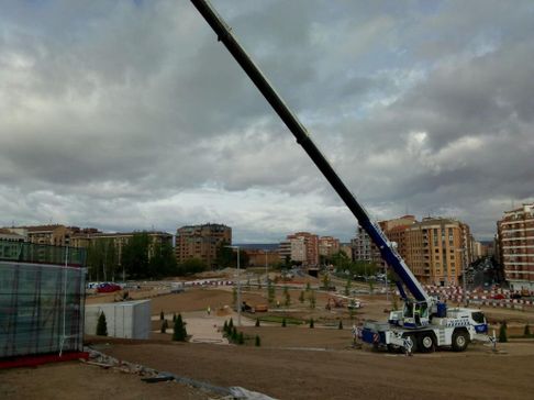 Grúa construyendo