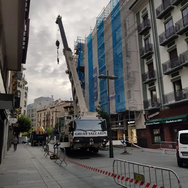 Grúa entre edificios