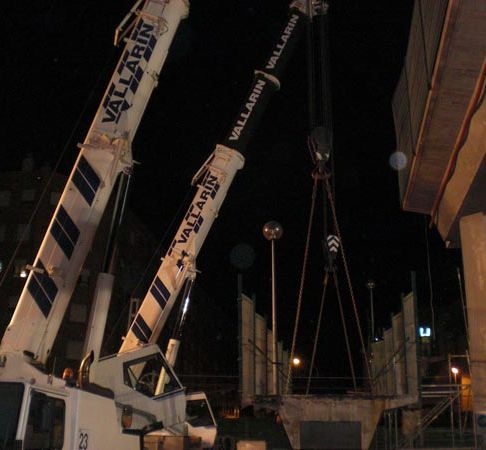 Grúas Vallarín grúas en la noche