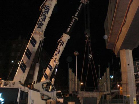 Grúas Vallarín grúas en la noche