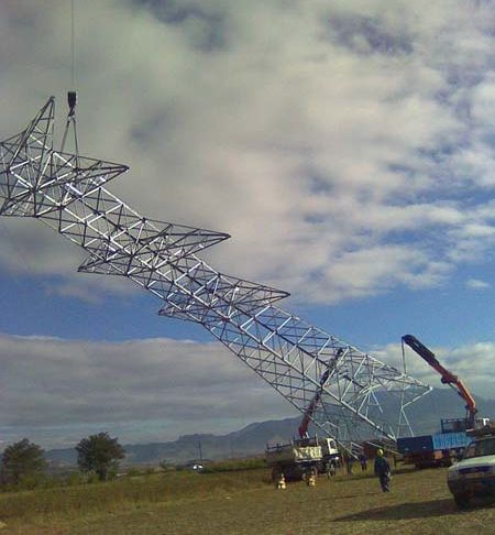 Grúas Vallarín grúa en montaje de una torre de alta tensión