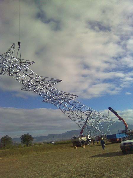 Grúas Vallarín grúa en montaje de una torre de alta tensión